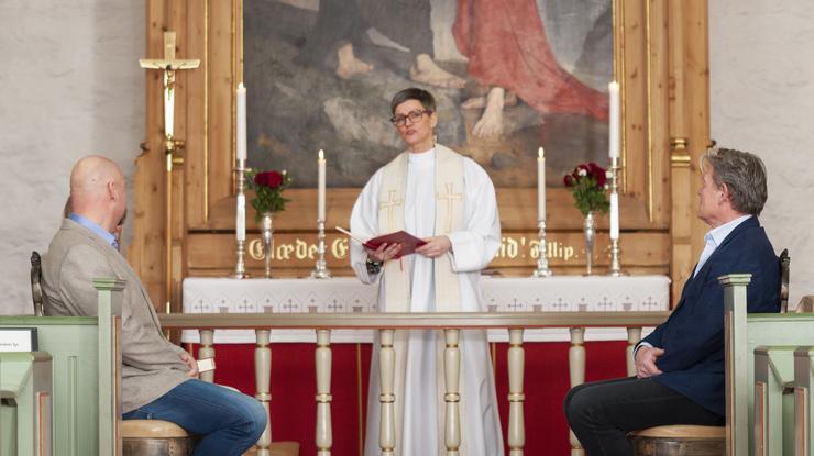 Her vier Lena ett av parene på den store bryllupsdagen 22022022. (Foto: Audun Hagen)
