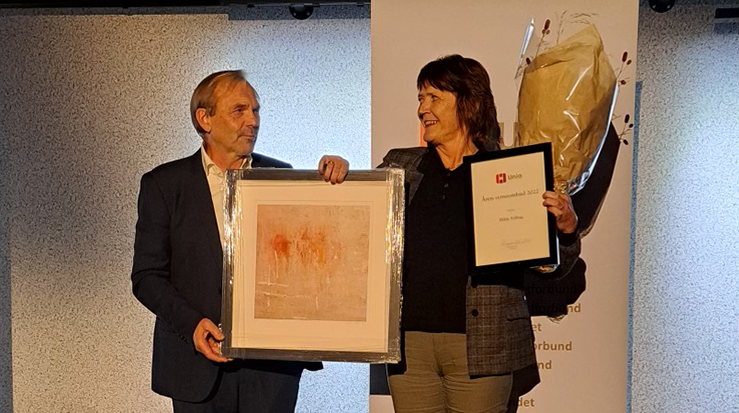Hilde Fylling får prisen overrakt av Unios nestleder Alfred Sørbø på verneombudskonferansen. (Foto: Elfrid Marie Hollevik Bakken)