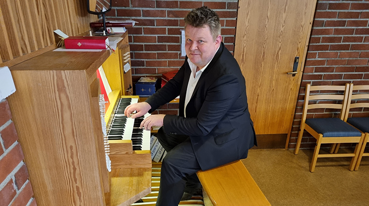 Kapellmester og snart kantor Sjur i kjent stil ved tangentene. (Foto: Gunn Berit Gulbrandsen)