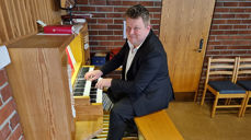 Kapellmester og snart kantor Sjur i kjent stil ved tangentene. (Foto: Gunn Berit Gulbrandsen)