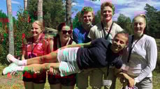 Her er gjengen som ble kjent med kirken som arbeidsplass i sommer! Liggende foran er Inga Saltnes, fra venstre er Hanna Saaghus, Marta Einarsen, Sigve Johan Lie, Johan Løkkemyhr og Selma Røysland. (Foto: Tove Solberg Askekjær)