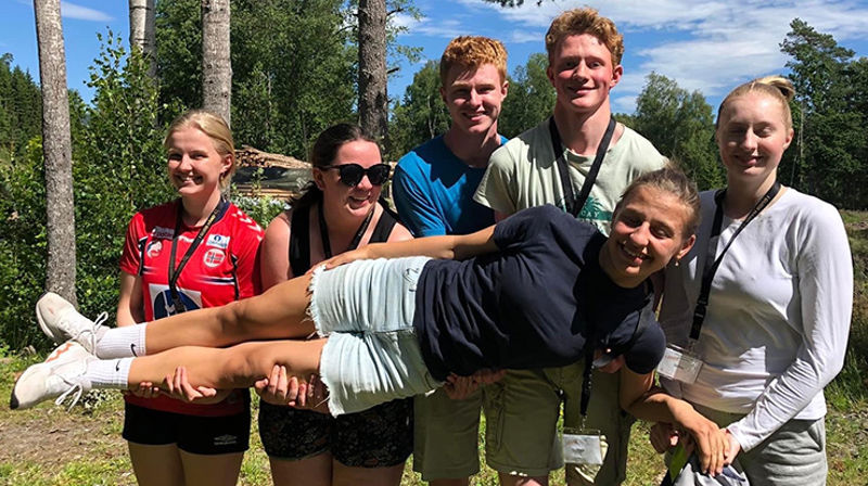 Her er gjengen som ble kjent med kirken som arbeidsplass i sommer! Liggende foran er Inga Saltnes, fra venstre er Hanna Saaghus, Marta Einarsen, Sigve Johan Lie, Johan Løkkemyhr og Selma Røysland. (Foto: Tove Solberg Askekjær)