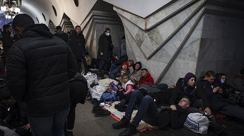 Ukrainere søker tilflukt fra russisk krigføring. (Foto: EPA/Sergey Kozlov)