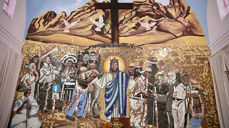 Kristus åpenbarer seg på altertavlen i Christ The King Anglican Church i Johannesburg. (Foto: Ivan Kupcis/KV)