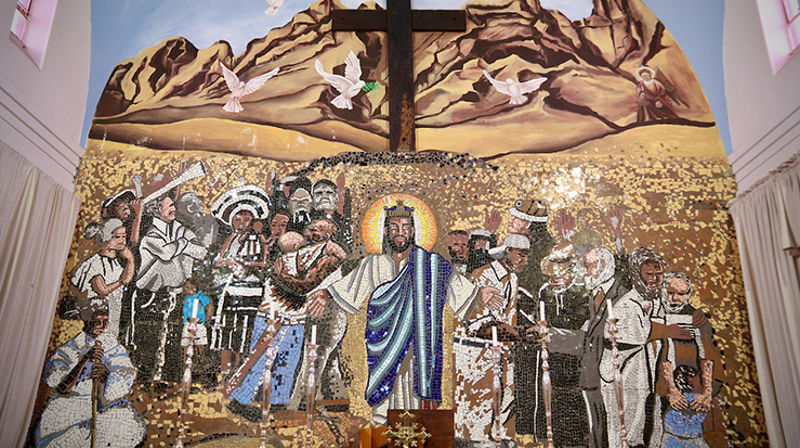 Kristus åpenbarer seg på altertavlen i Christ The King Anglican Church i Johannesburg. (Foto: Ivan Kupcis/KV)