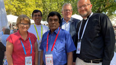 Ebenezer Joseph med Berit Hagen Agøy, internasjonal direktør i Kirkerådet, på venstre side og Einar Tjelle, seksjonsleder i Kirkerådet, på høyre side. Bak står biskop Diloraj Canagasabey, fra Church of Ceylon og biskop Christian Alsted, Metodistkirken. Bildet er tatt i Karlsruhe i forbindelse med KVs generalforsamling. (Foto: privat)