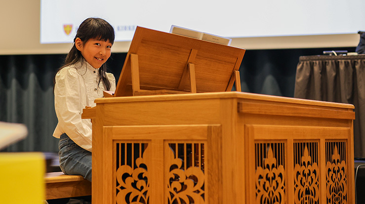 På årets Kirkemøte var en av organistene Qinhe Cui, (ti år), hun er elev på orgeklubben Ludvig i Trondheim. (Foto: Kirkerådet)