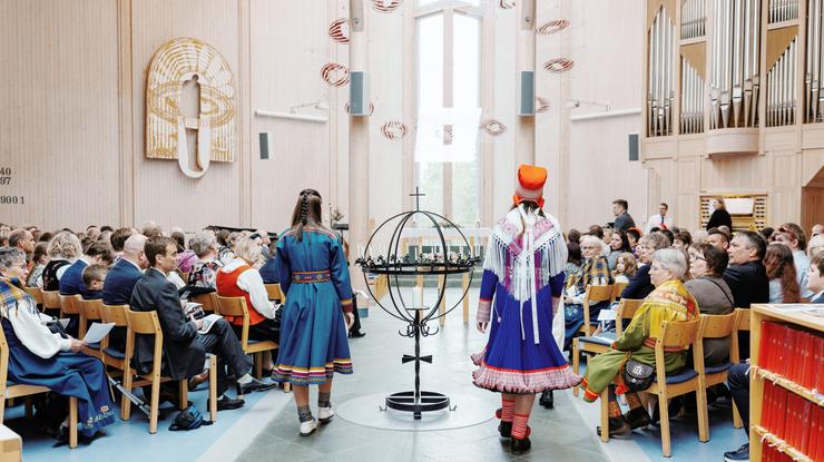 I gudstjenester, som her i Grønnåsen kirke, trykkes det ofte opp program for menigheten, og dette er blant det som nå skal kartlegges. (Foto: Ørjan Marakatt Bertelsen)