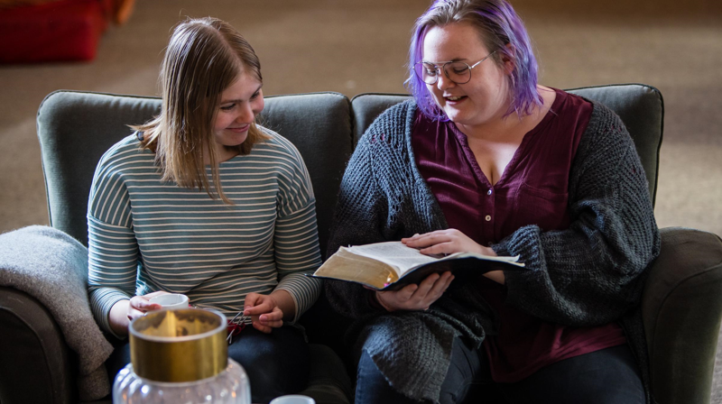 To ungdommer i prat. Foto: Marius Vervik