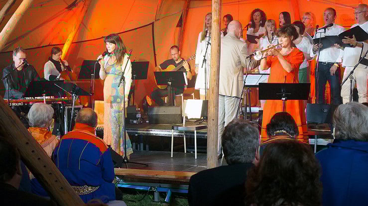Her fremføres Frode Fjellheims verk "Holy Ground! Holy Word" under Samiske kirkedager i 2013. (Foto: Kirkerådet)