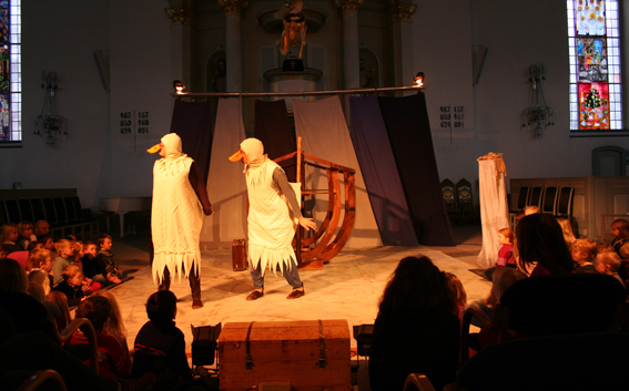 Frå framsyninga "Noahs ark" produsert av Dukkenikkerne - Barnas katedral/Nykirken - Bergen domkirke kyrkjelyd. Foto: Dag Kvarstein