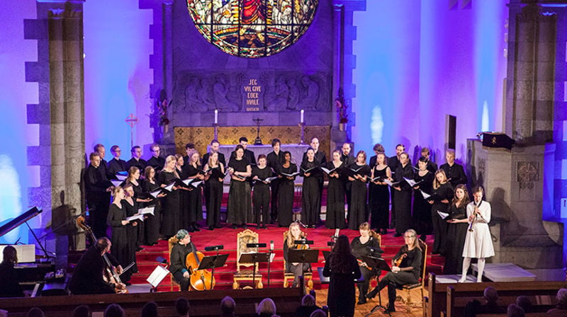 Bestillingsverket "Messe for livets kontraster", framført i Frogner kyrkje i Oslo. Det Norske Jentekor (dir. Anne Karin Sundal Ask), Schola Cantorum (dir. Tone Bianca Sparre Dahl), jazzpianist Andreas Ulvo og musikarar frå Kringkastingsorkesteret, saman med komponisten for bestillingsverket, Frøy Aagre, på saksofon. (Foto: Laila Meyrick, Oslo Internasjonale Kirkemusikkfestival)