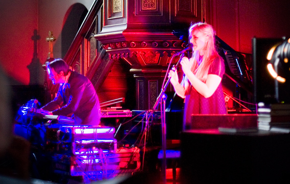 Susanna Wallumrød & The Magical Orchestra Morten Qvenild i Sofienberg kyrkje, Oslo, 2009. Foto: Arne Ove Bergo