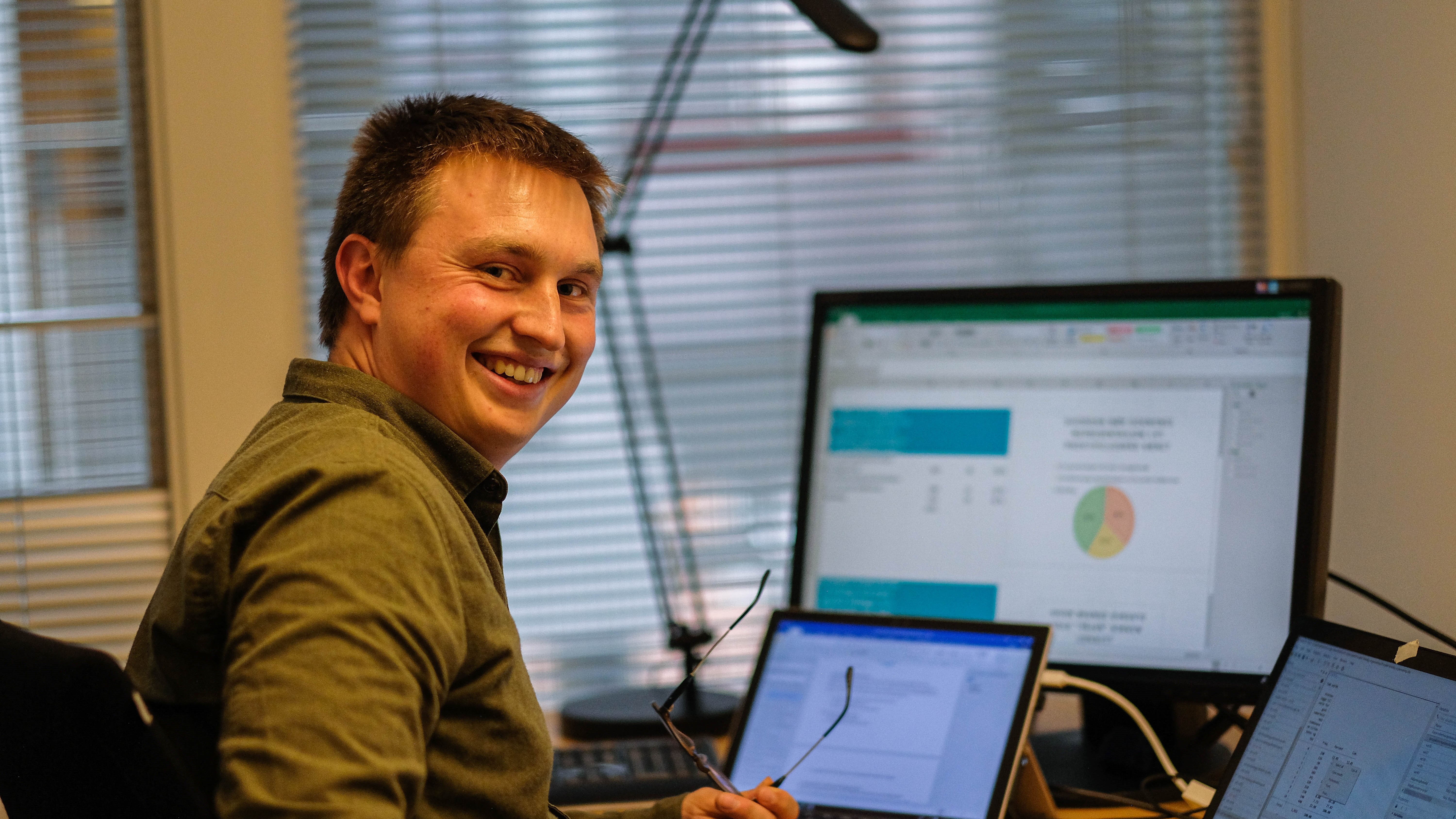 Kristian Bandlien Kraft er statsvitar og i gang med å systematisere og gjennomgå datamaterialet frå dei ti innspelsmøta. 