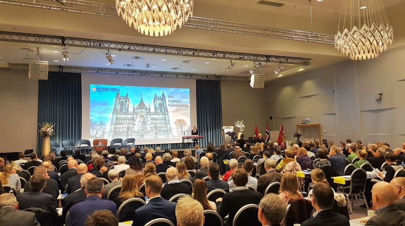 113 medlemmer av Kirkemøtet, gjester og sekretariat var tilstede på et inspirerende åpningsmøte. (Foto: Kirkerådet)