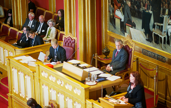 Ledere i Den norske kirke var godt representert på tilhørerplass under den historiske stortingsdebatten om endringer av Grunnlovens stat-kirke-paragrafer 21. mai. Foto: Erlend Berge/Vårt Land