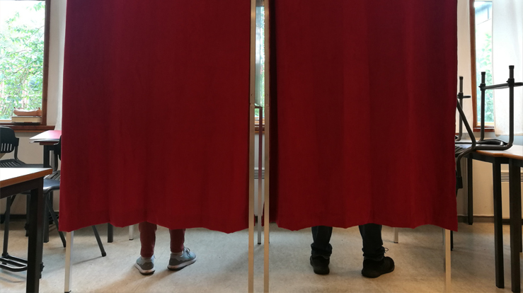 Her blir stemmer avgitt på Sofiemyr skole på Kolbotn. (Foto: Kirkerådet)