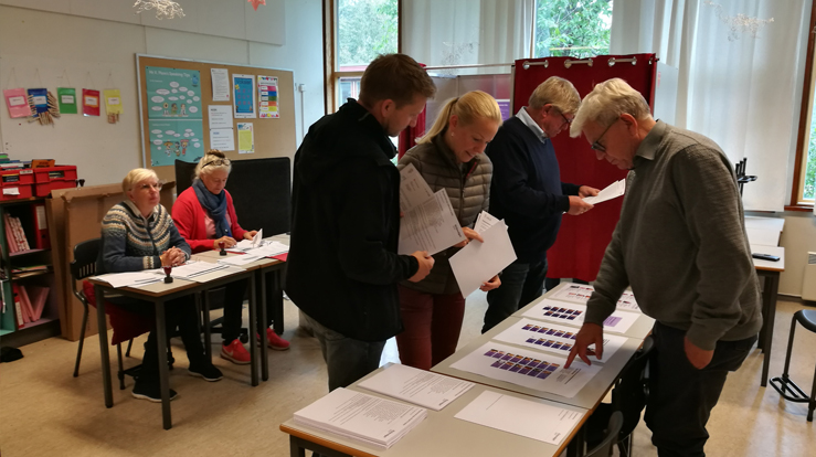 Stemmeaktivitet på valgdagen, her fra Sofiemyr skole i Oppegård, snart Nordre Follo. (Foto: Kirkerådet)