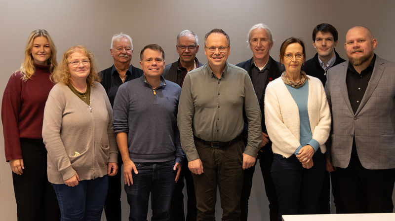 Medlemmer og varamedlemmer i digitalvalgstyret samlet i Oslo 12. oktober 2026. Bak fra venstre: Regine Vetleseter Strangstad, Roar Olsen, Jo Hedberg, Sveinung Moesgaard Skjesol, Marius Berge Eide. Framme fra venstre: Ingjerd Breian Hedberg, Andreas Holm, Gunnar Winther, Torild Skogsholm og Roar Moen.