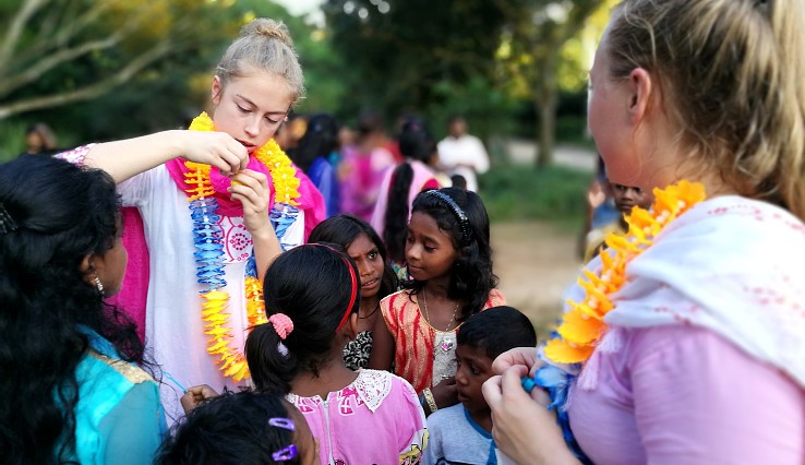Møte med lokalbefolkningen gjorde dette til noe helt annet enn en vanlig ferietur for turister fra Oppegård. Her er det Engel og Emilie som deler ut såpebobler fra Norge. (Foto: Siv Thompson/Kirkerådet) 