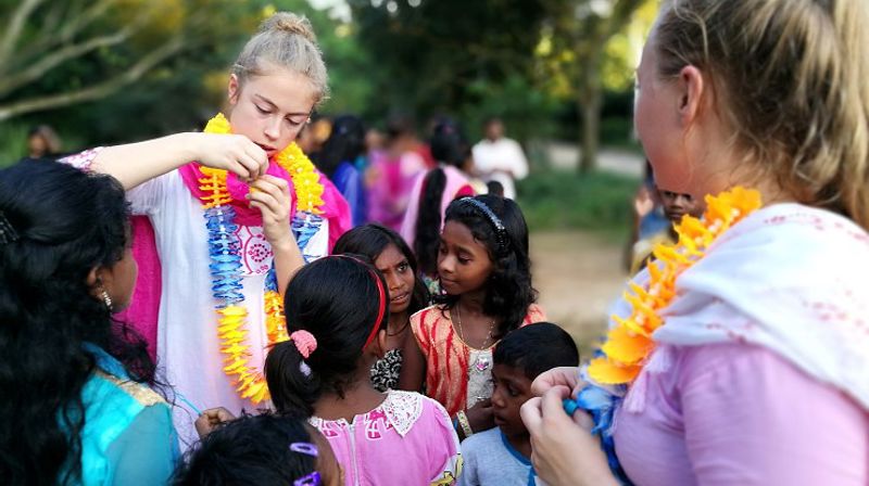 Møte med lokalbefolkningen gjorde dette til noe helt annet enn en vanlig ferietur for turister fra Oppegård. Her er det Engel og Emilie som deler ut såpebobler fra Norge. (Foto: Siv Thompson/Kirkerådet)