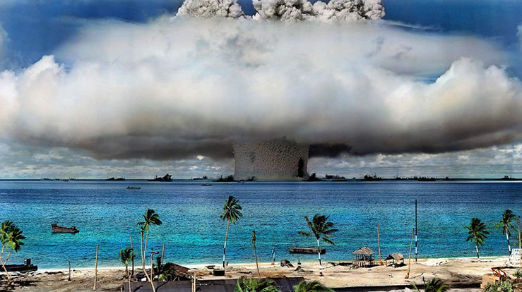 Drepende krefter i form av atomprøvesprenging i Bikiniatollen i 1946. (Foto: US Government)