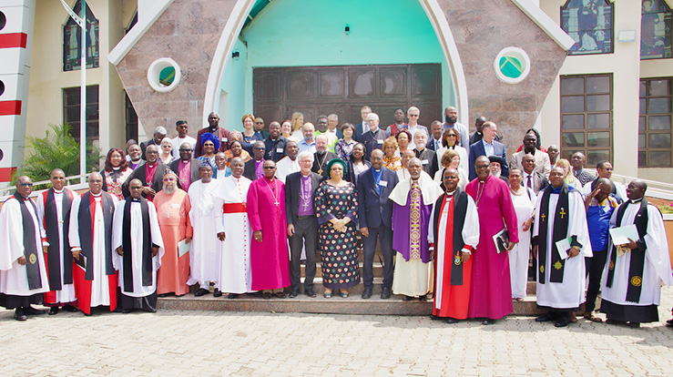 Eksekutiv-komiteen foran den anglikanske katedralen Church of the Advent Abuja, Nigeria. (Foto: Aregbe Segun Abraham/Kirkenes verdensråd)
