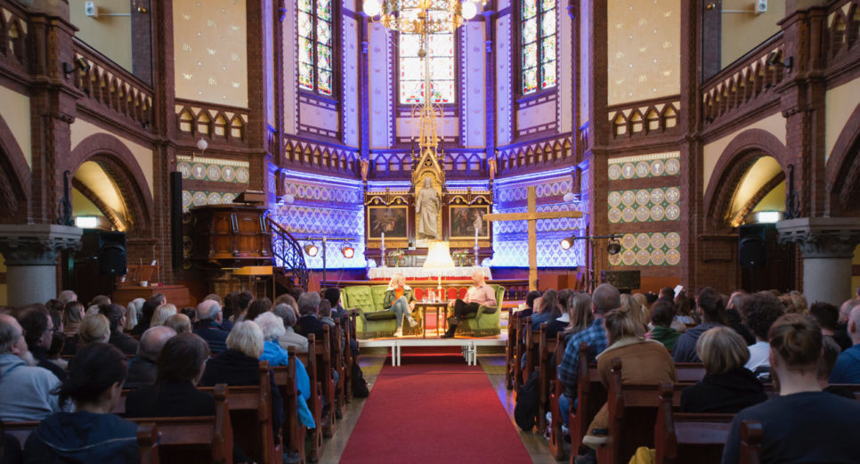 Den timelange samtalen denne kvelden kretser rundt disse store og vanskelige spørsmålene: Hva gjør det med én å sitte i fengsel, måned etter måned, år etter år? (Foto: Christina Skreiberg)