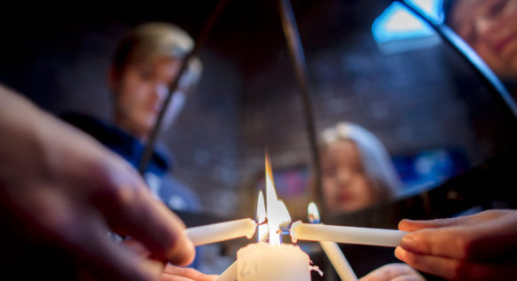 – Ser vi unge mennesker som brenner for noe, syns jeg vi som kirke skal støtte dem, nokså uavhengig av hva de brenner for, sier Knut Tveitereid (illustrasjonsfoto: Bo Mathisen).