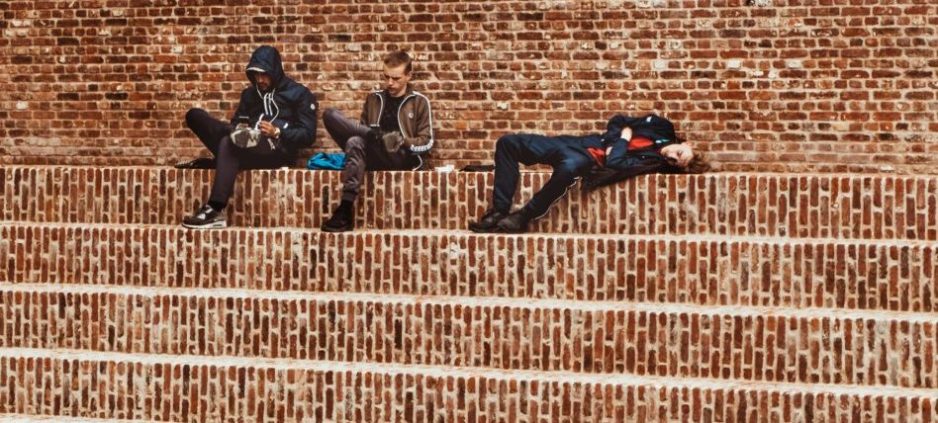 – Sosiale medier er blitt en måte å holde seg informert på, å holde kontakt og å holde sammen, sier Hedvig Montgomery (illustrasjonsfoto: Maria Teneva/Unsplash)