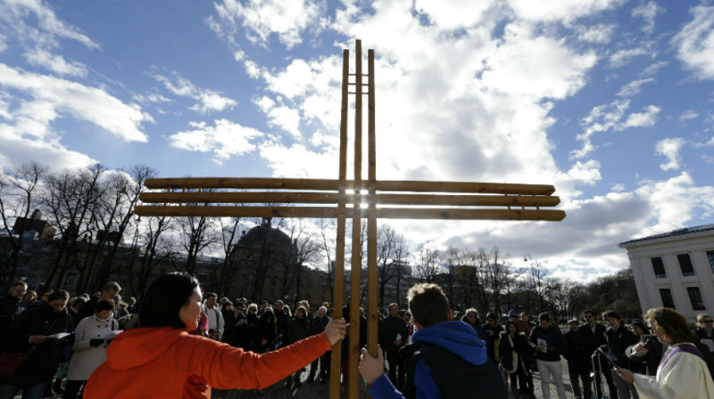 Fra den tradisjonsrike korsvandring i Oslos gater, arrangert av Kirkens Bymisjon. (Foto: Vidar Ruud/NTB Scanpix)
