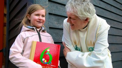 Egon Askvik og eitt av medlemane i Leikanger kyrkjelyd. Foto: Privat