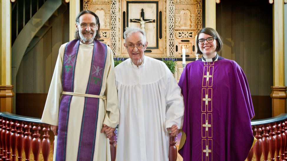 VELSIGNING: Både Bettina Eckbo og Harald Schøien velsigna konfirmant Per Tuhus. Foto: Glåmdalen/Ole-Johnny Myrvold