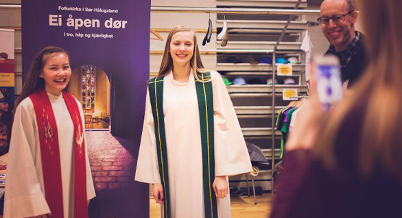 Therese Dørum og Synnøve Bardal tester ut følelsen av å se ut som prest. Foto: Frida Bringslimark, Avisa Nordland