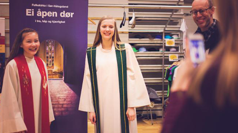 Therese Dørum og Synnøve Bardal tester ut følelsen av å se ut som prest. Foto: Frida Bringslimark, Avisa Nordland