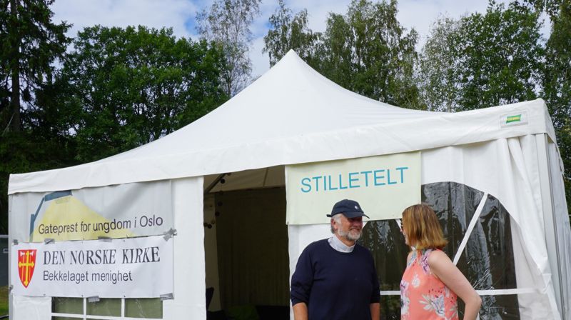 Sokneprest Sverre Bang og trosopplæringsleder Kristin Øygard fra Bekkelaget og Ormøy menighet er tilstede på Norway Cup. Foto: Kirkerådet