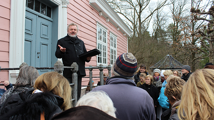 Arne Bugge Amundsen foran prestegården på Folkemuseet.