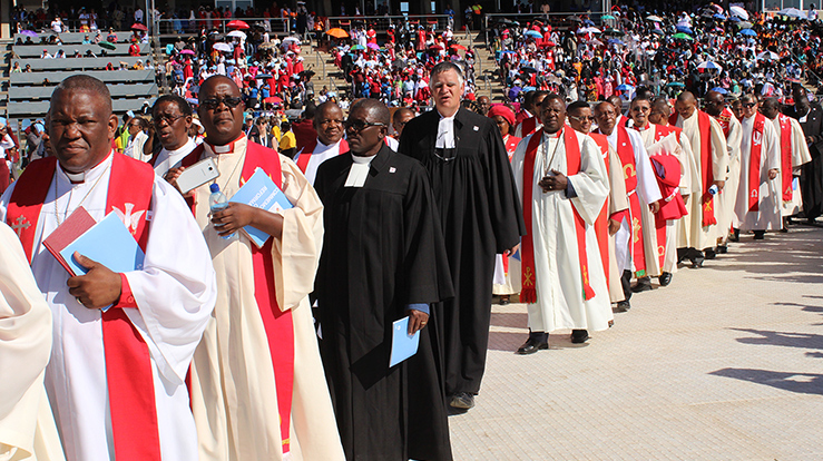 Presteprosesjon ved jubileumsgudtjenesten på Sam Nujoma-stadion i Windhoek søndag 14. mai.