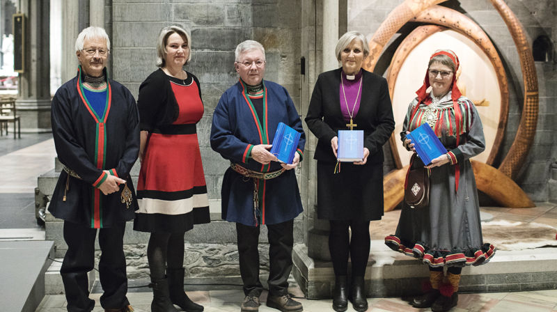 Under lanseringen i Nidarosdomen. Fra venstre: Bierna Bientie, forhenværende sørsamisk prest, Ingeborg Kvammen, generalsekretær i Bibelselskapet, Sigfred Jåma, leder i Saemien Åålmegeraerie, biskop Herborg Finnset, Tove Lill Labahå Magga, rådgiver i Samisk kirkeråd. Foto: Elin Iversen (C) Bibelselskapet 2018 