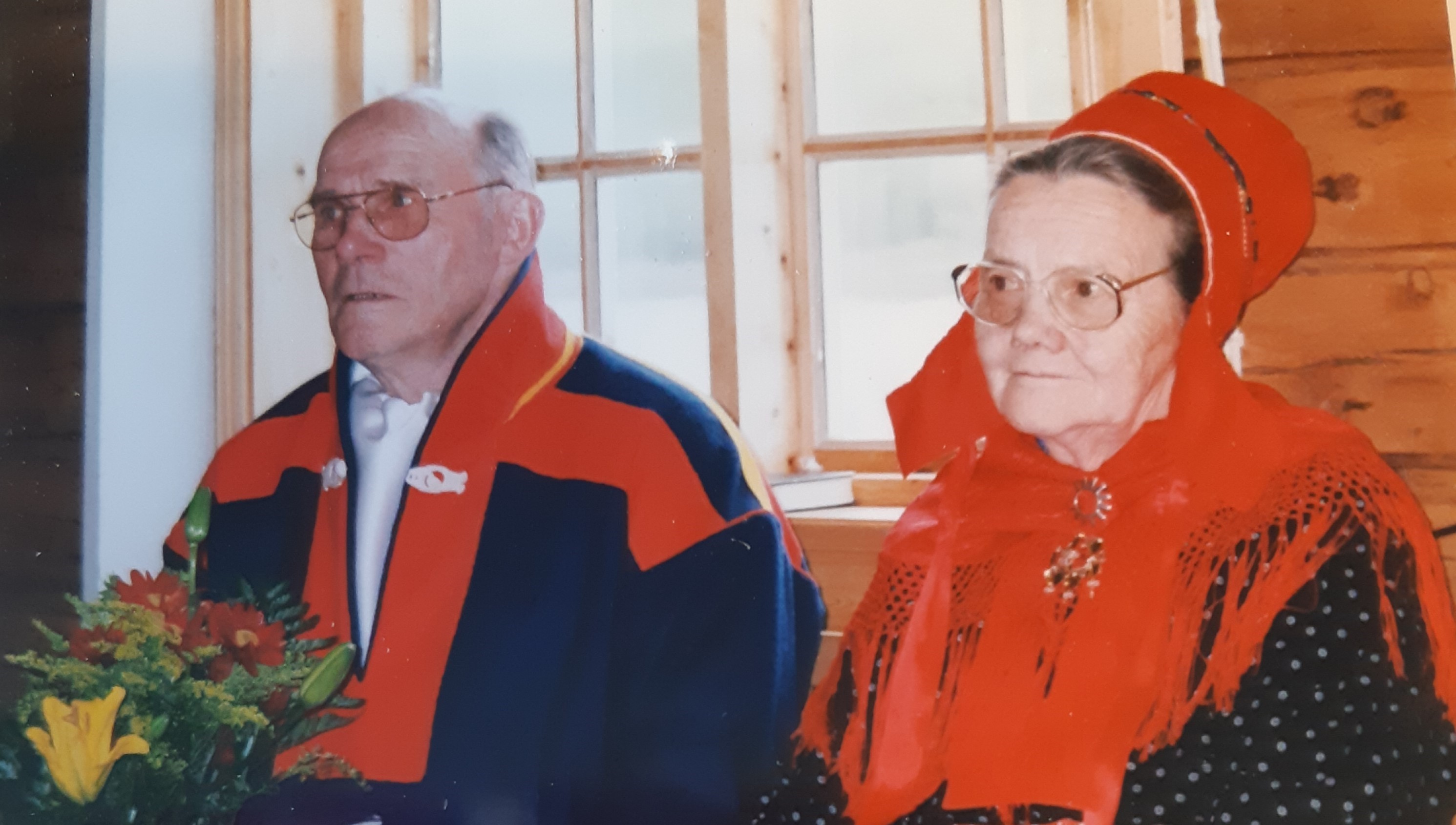 Foto: Jaana Walle. John Helander/Máre Jovnna sammen med kona Kristine under hans avskjedsgudstjeneste i Polmak kirke 1999.