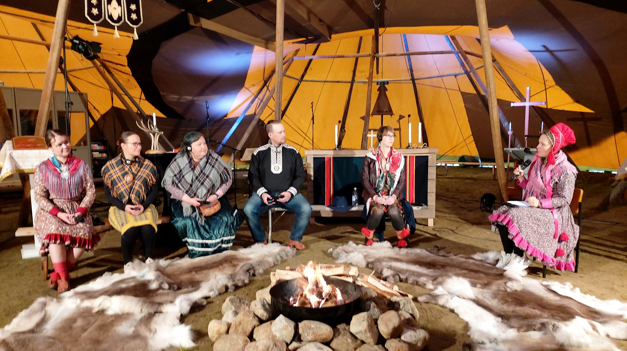 Unge i samtale om samisk kirkeliv og Samiske kirkedager 2022. Bilde: Samisk kirkeråd/Vidar Andersen