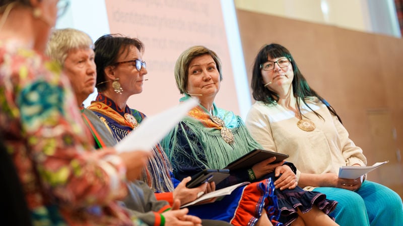 I panelet satt Hanne Magga lengst til høyre, og Aili Keskitalo ved siden av. (Foto: Den norske kirke/Ørjan Marakatt)