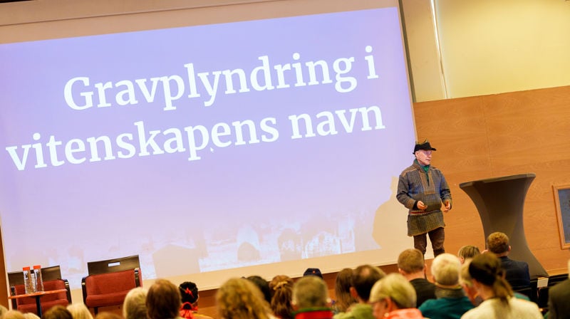 Jurist Ánde Somby om ulike aspekter ved gjenbegravelse. (Foto: Den norske kirke/Ørjan Marakatt)