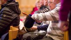 Ofring i pose, i kurv, eller på Vipps - det er ulike varianter, og en viktig del av gudstjenester over hele landet. (Foto: Bo Mathisen)