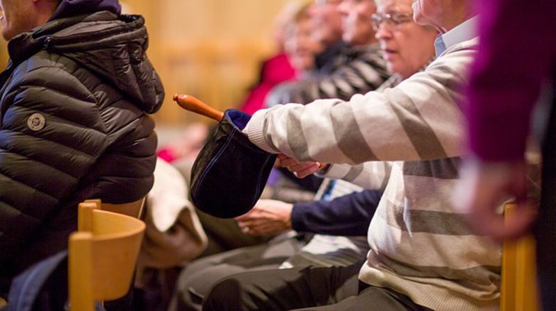 Ofring i pose, i kurv, eller på Vipps - det er ulike varianter, og en viktig del av gudstjenester over hele landet. (Foto: Bo Mathisen)