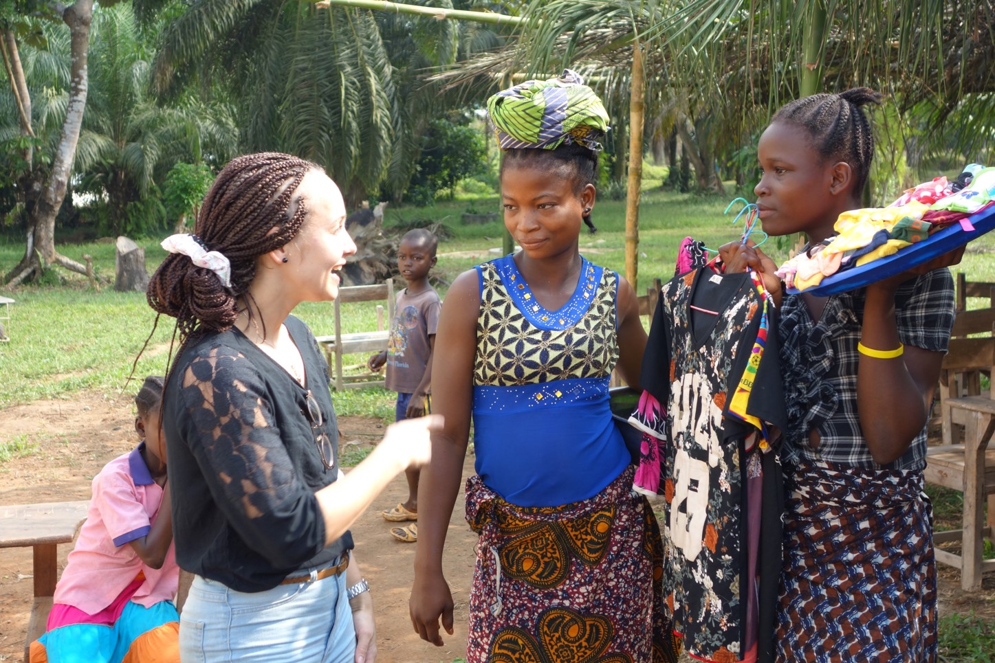 Ragnhild Høgseth, misjonsrådgiver i Nord-Hålogaland, møter kvinner på markedet i Liberia. (Foto: Knut Edvard Larsen/Kirkerådet)