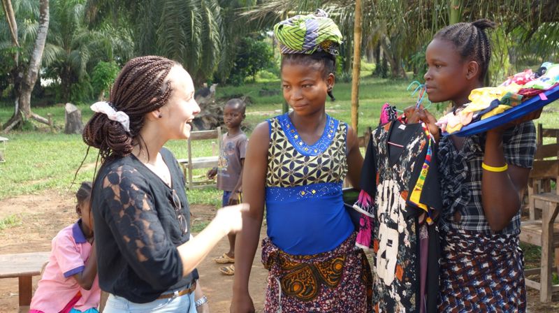 Ragnhild Høgseth, misjonsrådgiver i Nord-Hålogaland, møter kvinner på markedet i Liberia. (Foto: Knut Edvard Larsen/Kirkerådet)