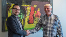 Daglig leder Inge Mauseth fra Kirkepartner og kirkeverge i Gjøvik kirkelige fellesråd, Dag Landmark ved åpningen av Pilotinstallasjonen på Gjøvik. Foto: Kirkepartner