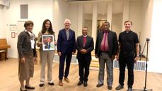 Fra venstre: Else Storaas Vatne fra NMS, Torild Egeland Engh fra Ris menighetsråd, Helge Gaard, generalsekretær i NMS, NMS’ gjester kirkepresident Denis og visepresident Soloson, begge fra den gassisk lutherske kirken på Madagaskar, Paul Erik Wirgenes, sokneprest i Ris menighet. (Foto: Line Andreassen)