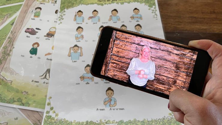 Kortene har salmer og symboler på forsiden og håndtegn på baksiden. I tillegg er det QR-kode på kortene som peker til video av tegnene. 